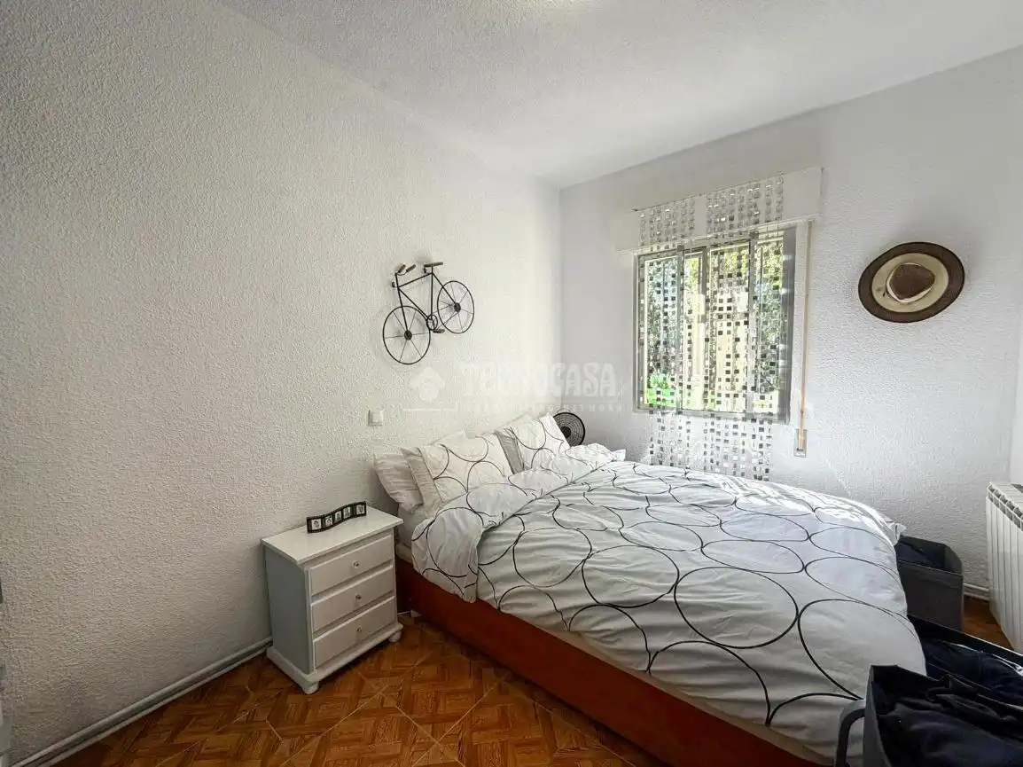 Dormitori de Casa o xalet en venda en Villa del Prado amb Aire condicionat i Piscina