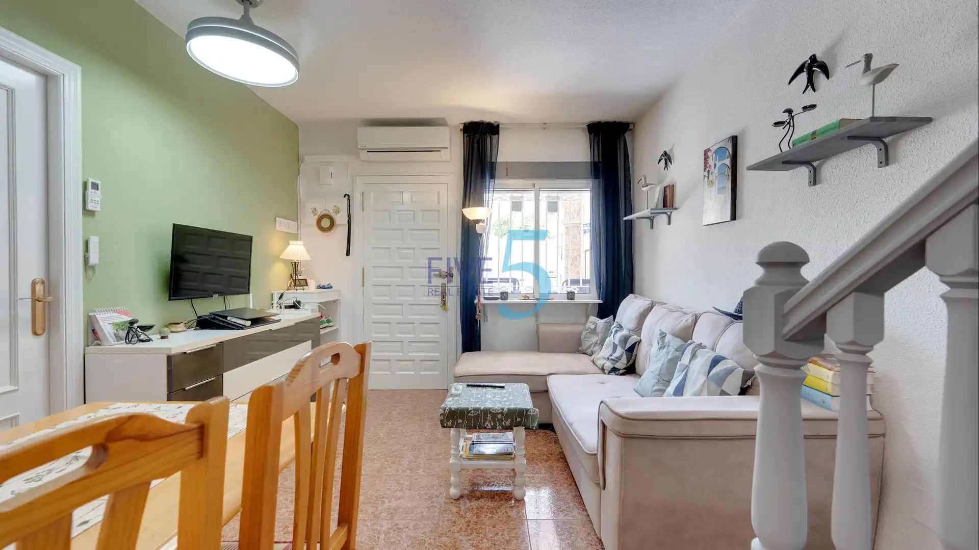 Sala de estar de Casa adosada en venta en Torrevieja con Aire acondicionado, Terraza y Piscina