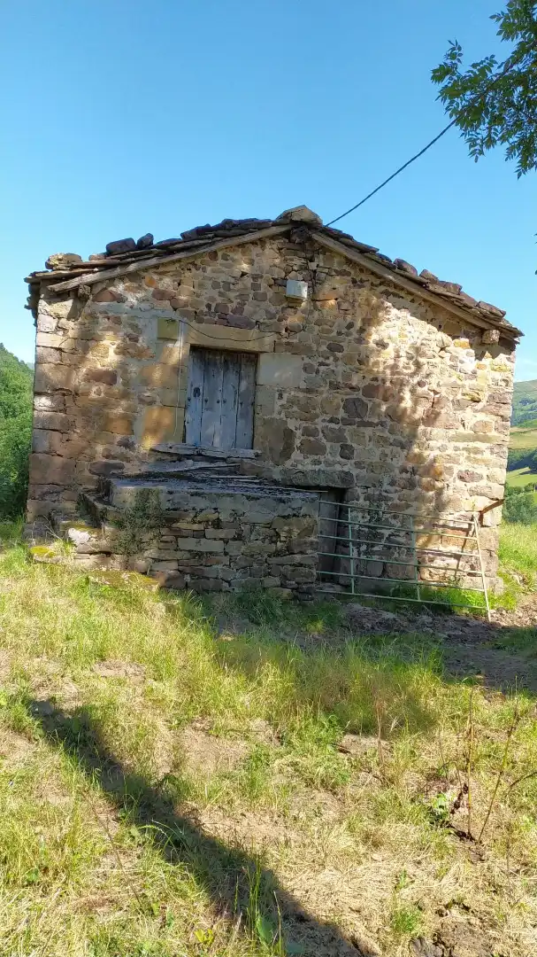 Vista exterior de Casa o xalet en venda en Vega de Pas amb Jardí privat