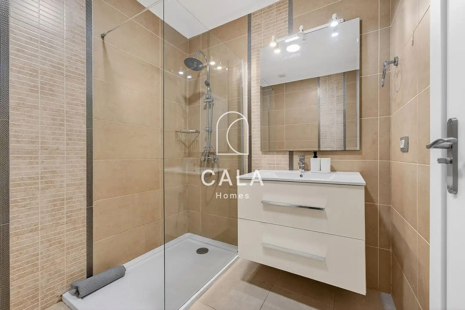 Badezimmer von Einfamilien-Reihenhaus zum Verkauf in Adeje mit Klimaanlage, Heizung und Terrasse
