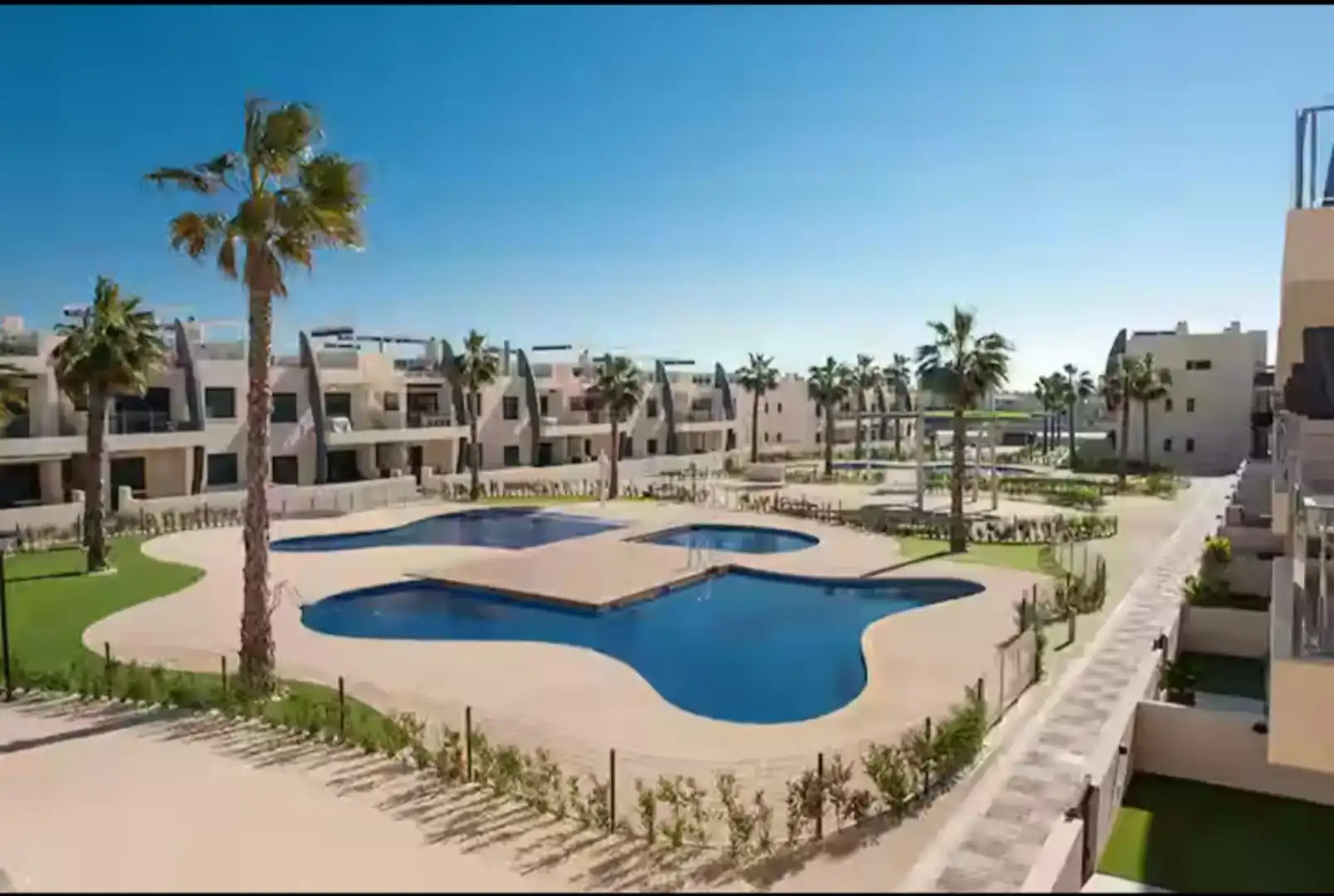 Vista exterior de Pis de lloguer en Pilar de la Horadada amb Aire condicionat, Jardí privat i Piscina