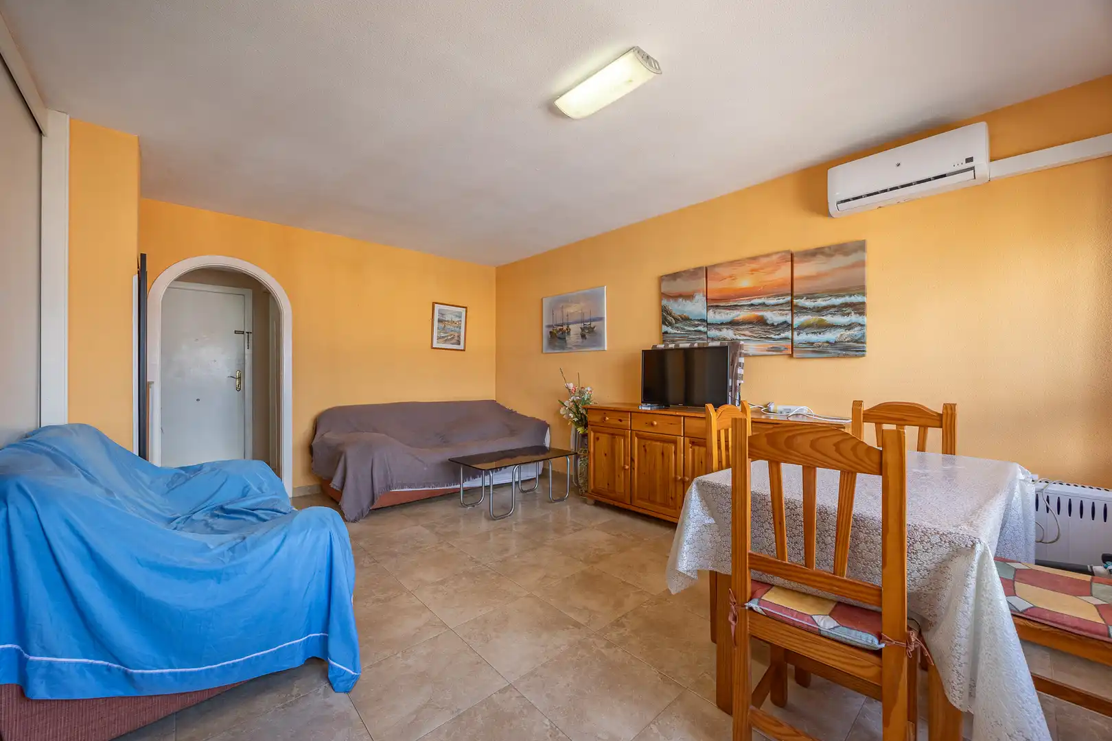 Sala de estar de Apartamento en venta en Benidorm con Piscina, Amueblado y Piscina comunitaria