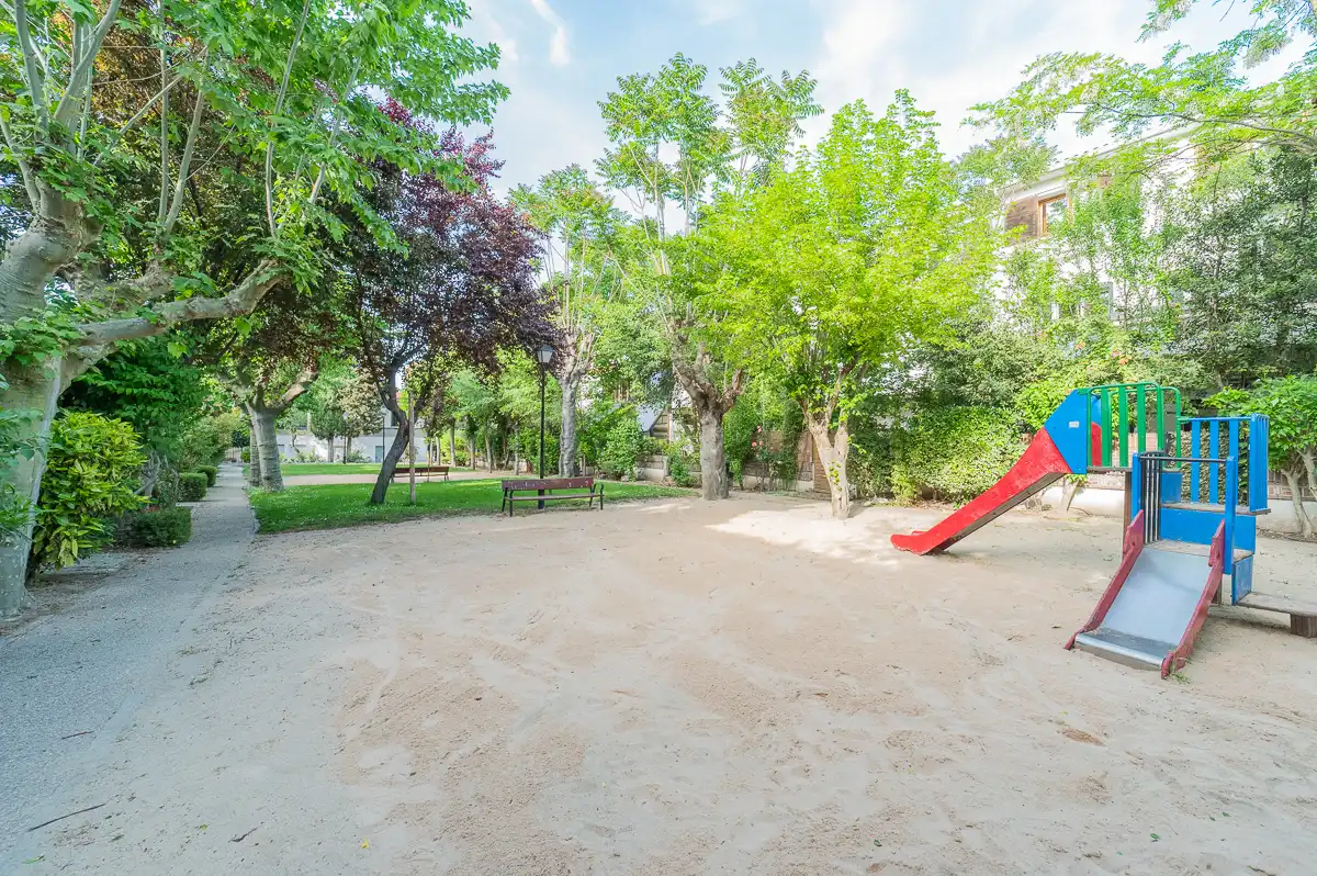 Casa aparellada amb terrassa en venda a Calle de Mercedes de la Cadiniere, imagen 34