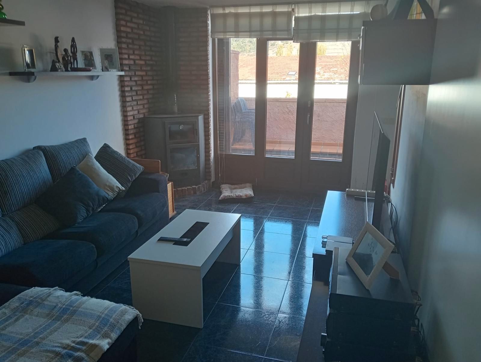 Sala d'estar de Casa adosada en venda en Tragacete amb Calefacció, Terrassa i Traster