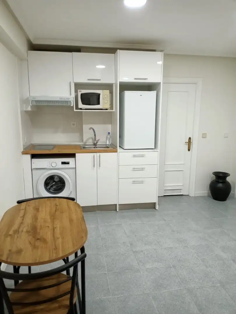 Cuina de Estudi de lloguer en Oviedo  amb Moblat