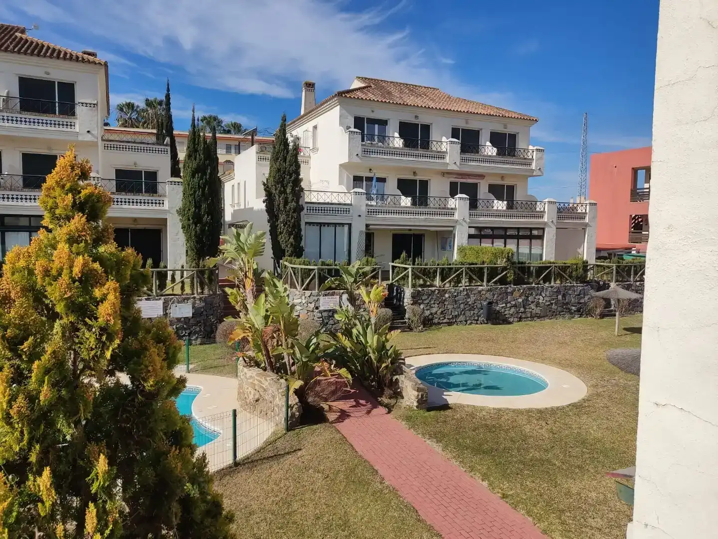Vista exterior de Casa adosada de lloguer en Islantilla amb Aire condicionat, Piscina i Balcó