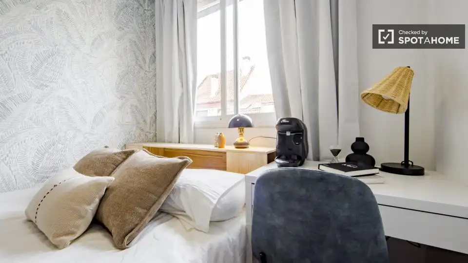 Bedroom of Flat for share in Madrid  with Air Conditioner, Heating and Furnished