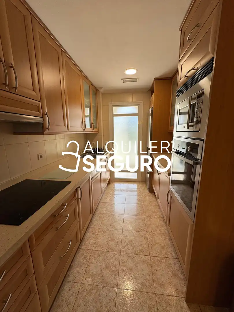 Cocina de Piso de alquiler en Málaga con Aire acondicionado, Terraza y Piscina