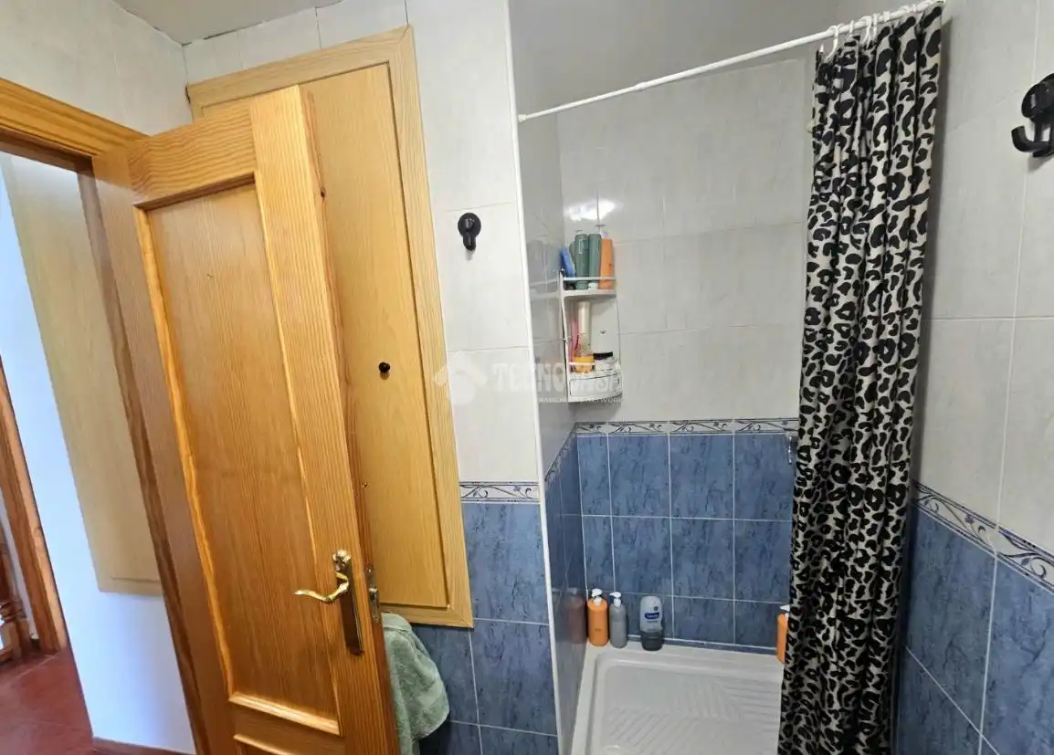 Badezimmer von Einfamilien-Reihenhaus zum Verkauf in Calera y Chozas mit Klimaanlage und Heizung