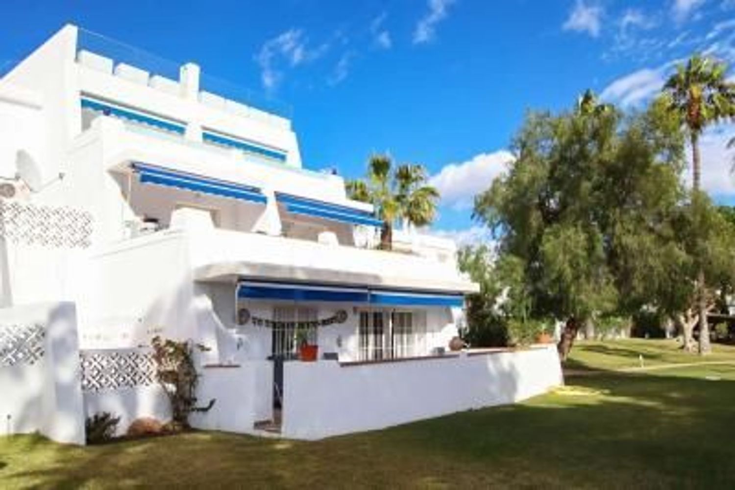 Außenansicht von Wohnung zum Verkauf in Marbella mit Klimaanlage, Privatgarten und Terrasse