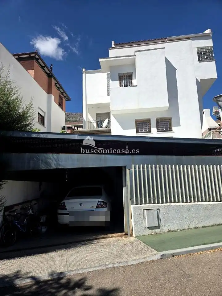 Aparcament de Casa adosada en venda en Jaén amb Aire condicionat, Calefacció i Terrassa