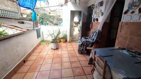CASA DE TRES PLANTAS EN VENTA DE CUATRO HABITACIONES CON PATIO Y TERRAZA EN MANRESA.