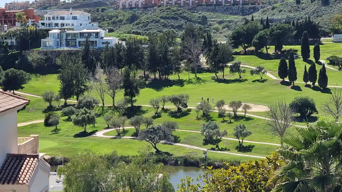 Vista exterior de Casa o xalet de lloguer en Benahavís amb Aire condicionat, Jardí privat i Terrassa