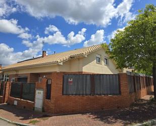 Exterior view of Single-family semi-detached to rent in Pioz  with Heating, Private garden and Terrace