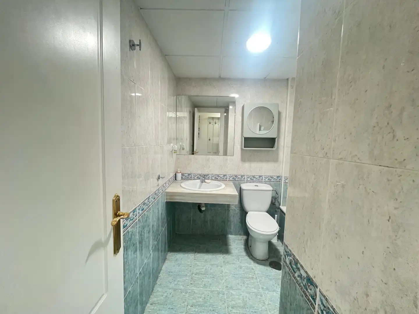 Baño de Estudio en venta en Marbella con Amueblado, Lavadora y Piscina comunitaria
