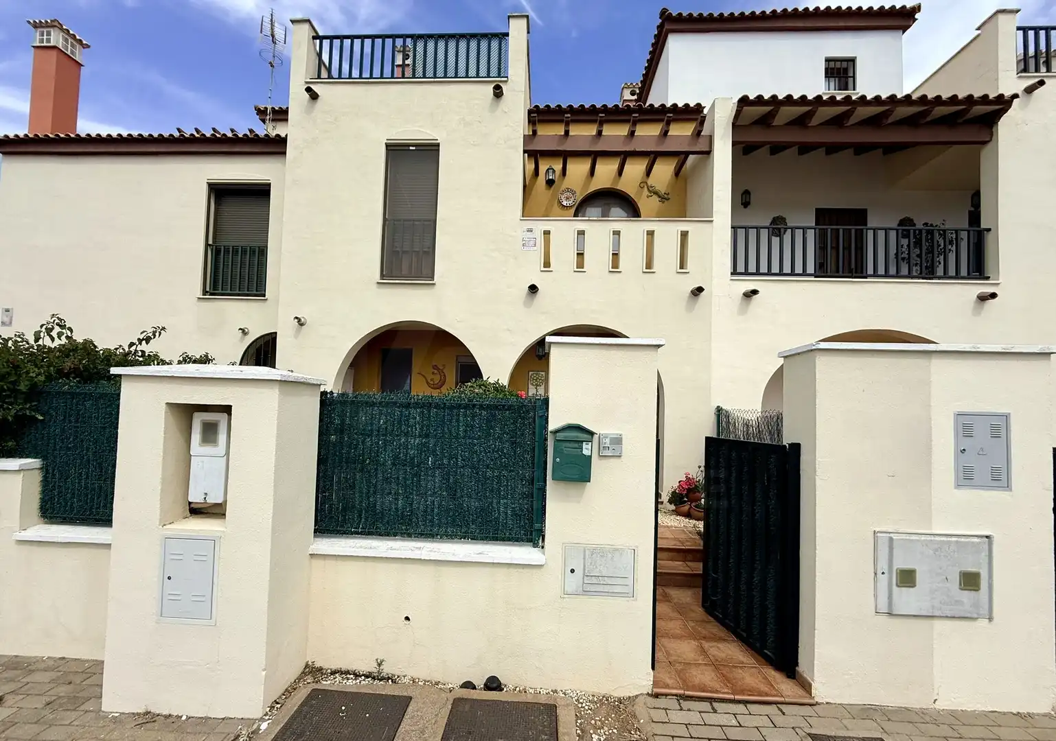 Semi-detached house with pool for sale in Costa Esuri