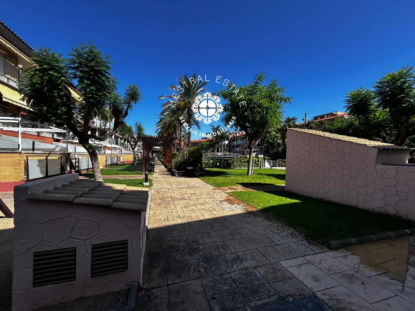 Vista exterior de Pis en venda en Cambrils amb Aire condicionat, Terrassa i Piscina