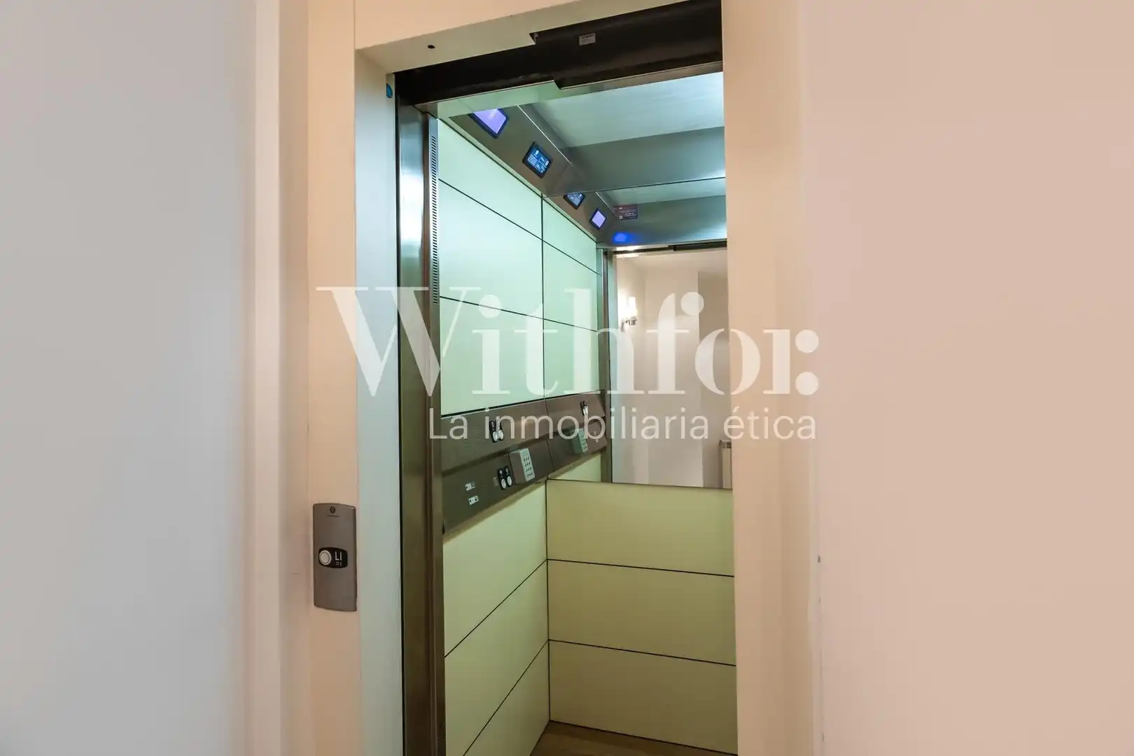 Attic for sale in Barcelona  with Air Conditioner, Heating and Terrace