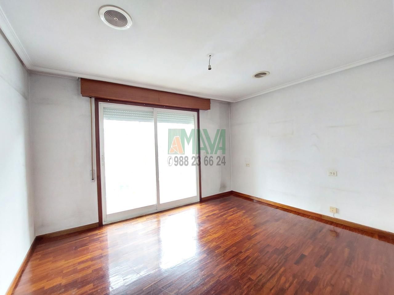 Dormitori de Apartament de lloguer en Ourense Capital  amb Calefacció, Parquet i Traster