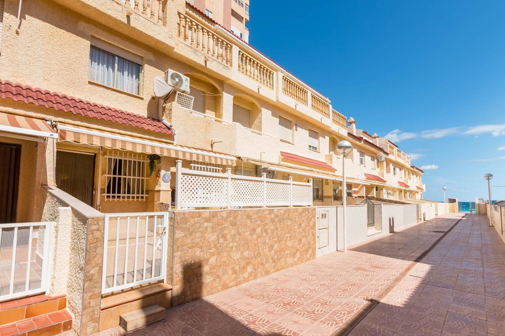 Außenansicht von Maisonette zum Verkauf in La Manga del Mar Menor mit Klimaanlage, Terrasse und Möbliert
