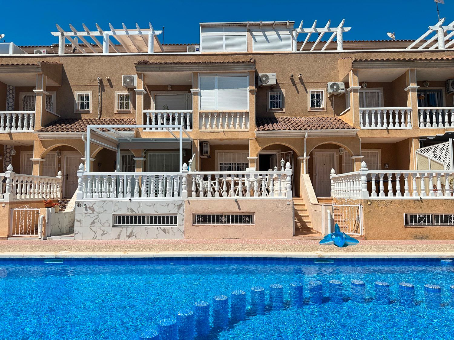 Vista exterior de Dúplex en venda en Orihuela amb Aire condicionat, Terrassa i Piscina