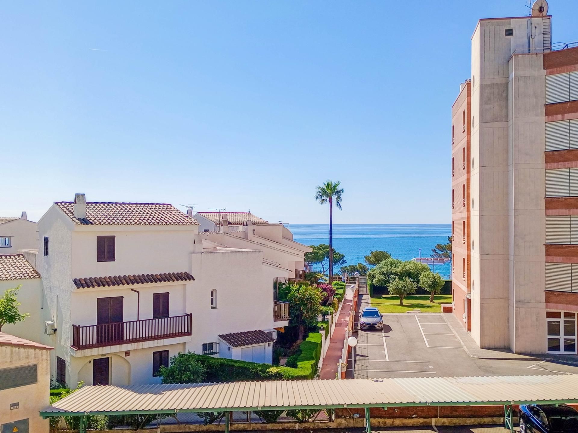 Dormitori de Apartament en venda en Mont-roig del Camp amb Terrassa i Piscina comunitària