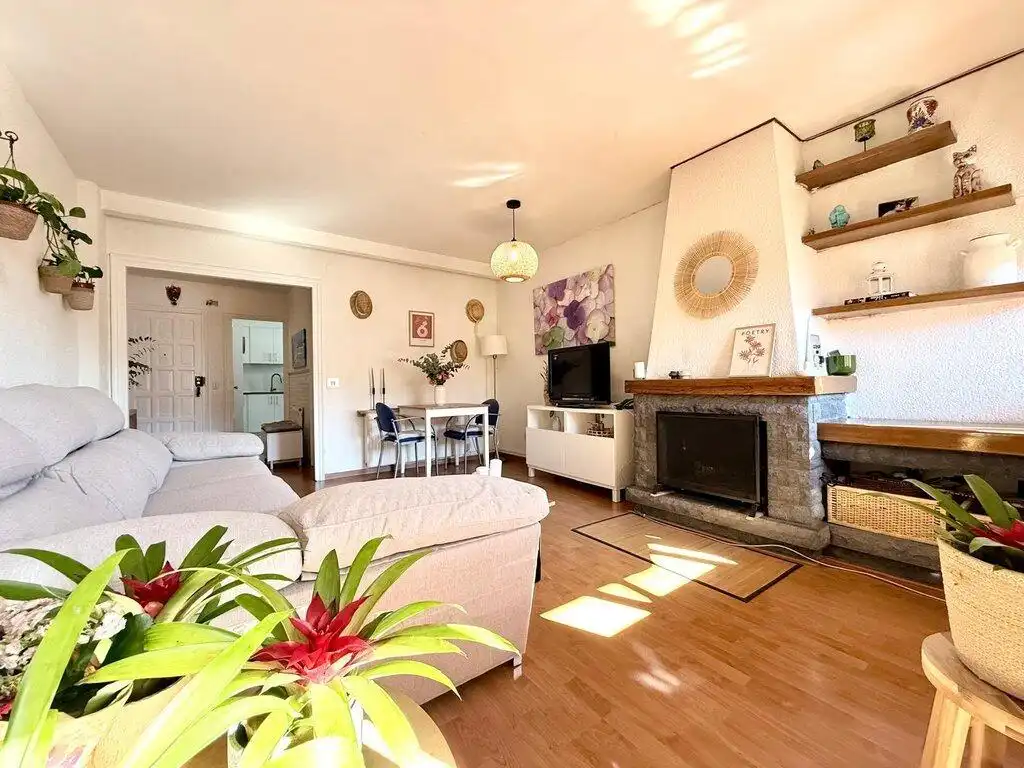 Living room of Flat for sale in Figueres  with Air Conditioner, Heating and Parquet flooring