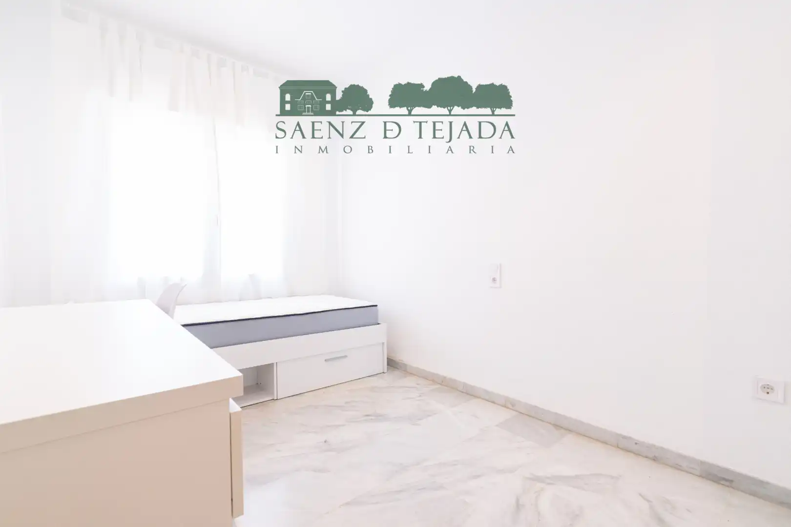 Bedroom of Flat for rent in Sevilla  with Air Conditioner, Storage room and Oven