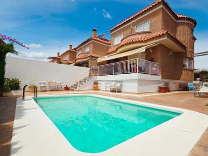 Piscina de Casa adosada en venda en Elche / Elx amb Aire condicionat, Calefacció i Jardí privat