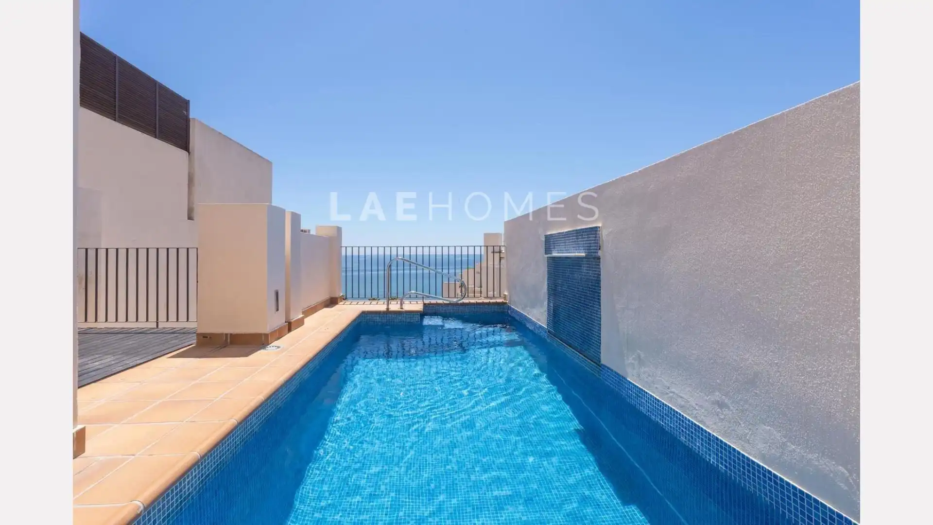 Schwimmbecken von Dachboden zum Verkauf in Estepona mit Privatgarten, Terrasse und Abstellraum