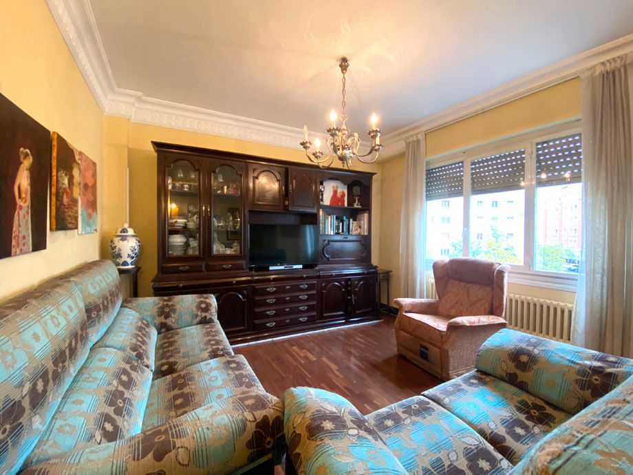 Sala de estar de Piso en venta en Vitoria - Gasteiz con Calefacción, Parquet y Amueblado