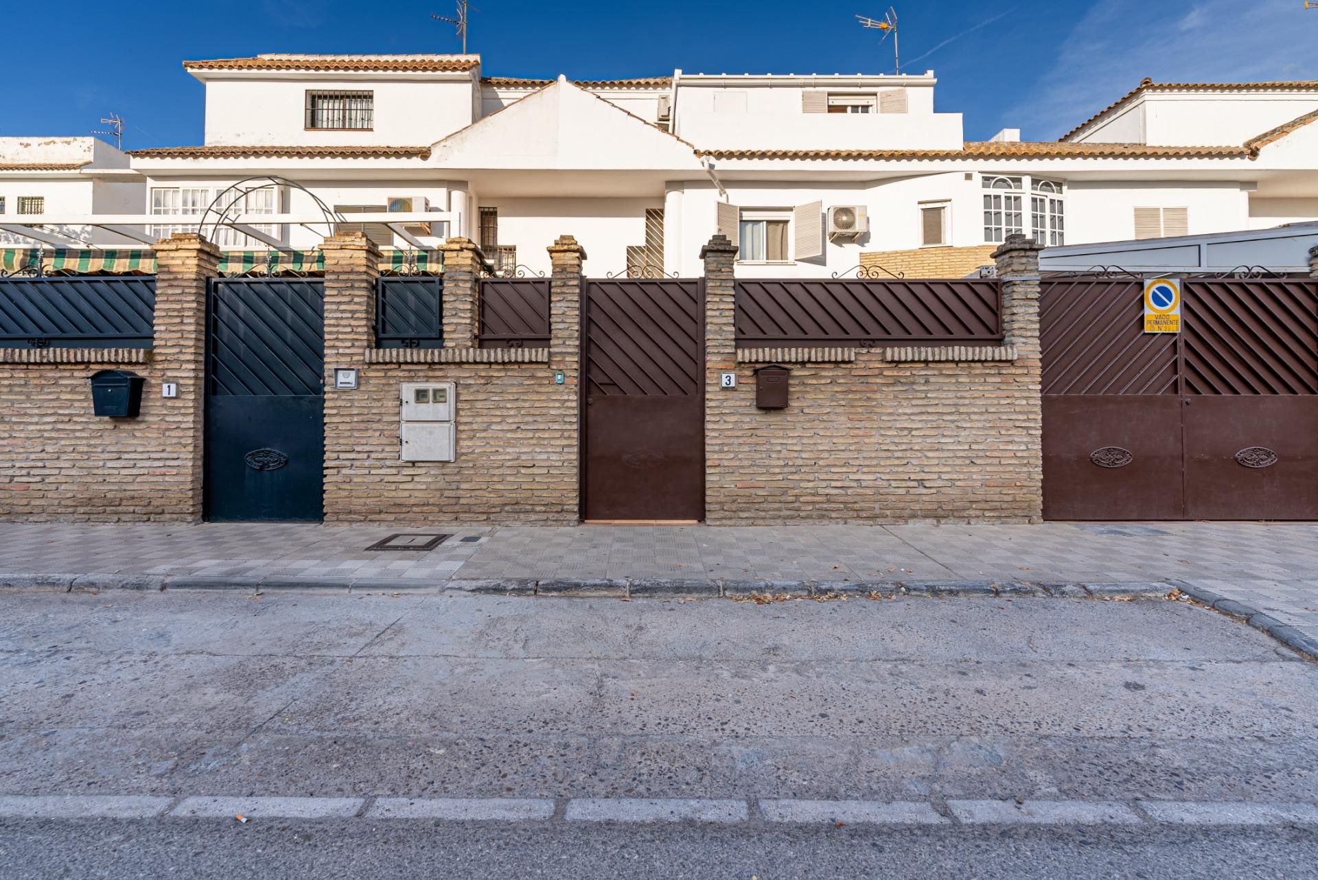 Exterior view of Single-family semi-detached for sale in Dos Hermanas  with Air Conditioner, Private garden and Terrace