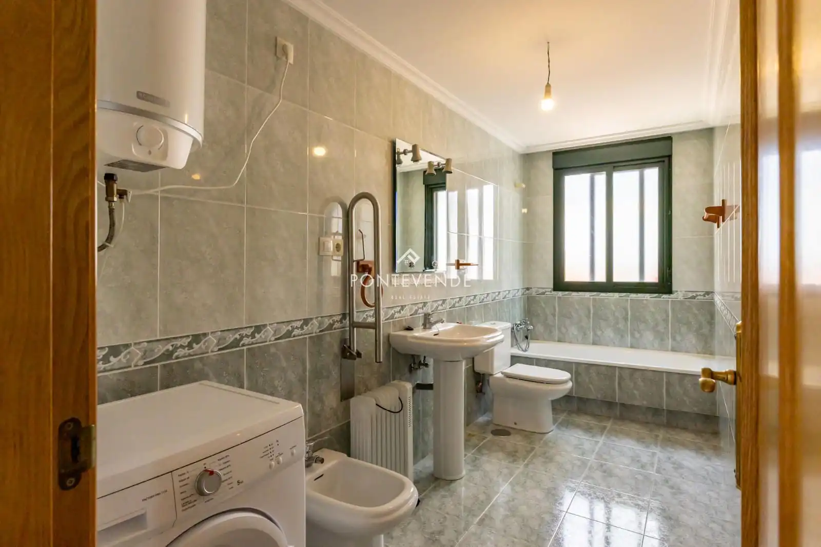 Baño de Piso en venta en Poio con Terraza y Amueblado