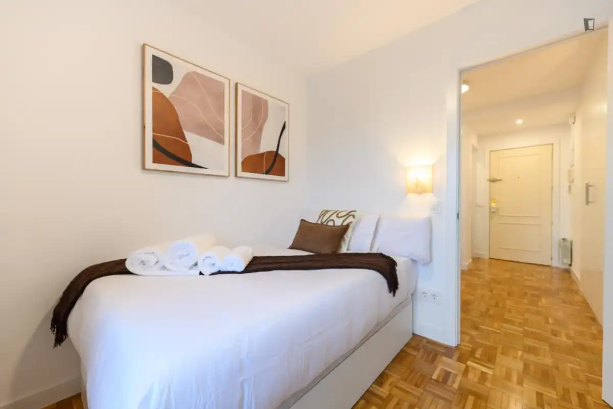 Schlafzimmer von Wohnungen zur Miete in Madrid mit Klimaanlage, Heizung und Möbliert
