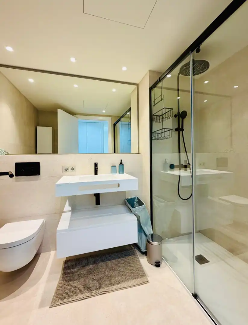 Bany de Apartament de lloguer en Sitges amb Aire condicionat, Calefacció i Jardí privat