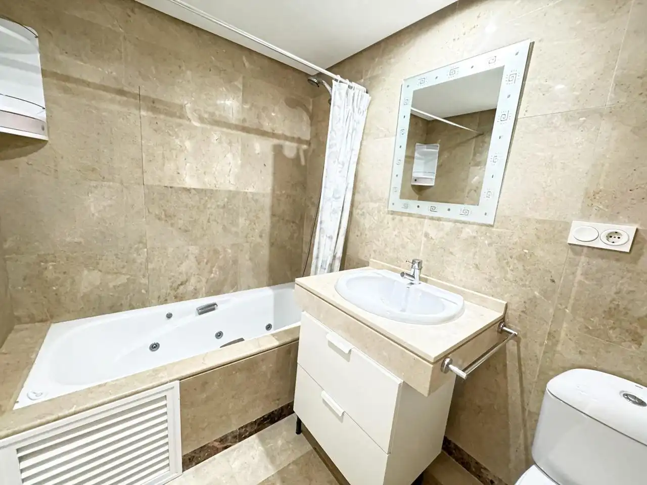 Baño de Apartamento en venta en Manilva con Aire acondicionado, Calefacción y Terraza