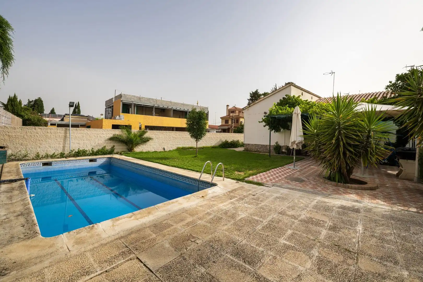 Piscina de Casa o chalet en venta en Armilla con Aire acondicionado, Calefacción y Jardín privado