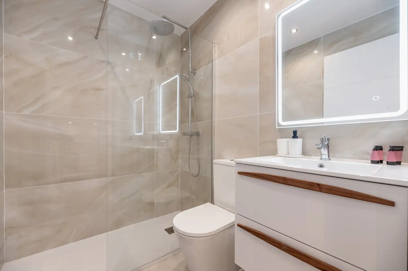 Bany de Apartament en venda en Estepona amb Aire condicionat, Terrassa i Piscina