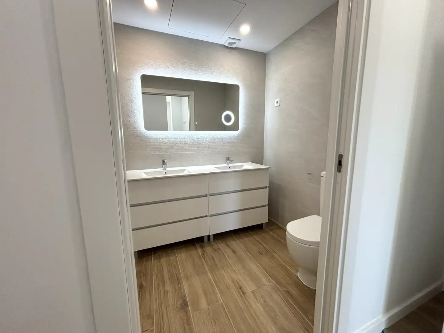 Bathroom of Flat for sale in Girona  with Air Conditioner, Heating and Parquet flooring