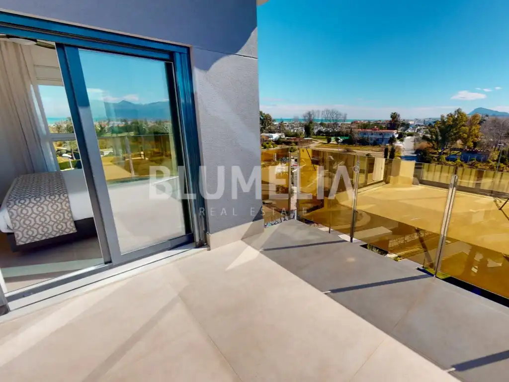Terrasse von Dachboden zum Verkauf in Oliva mit Klimaanlage, Heizung und Privatgarten