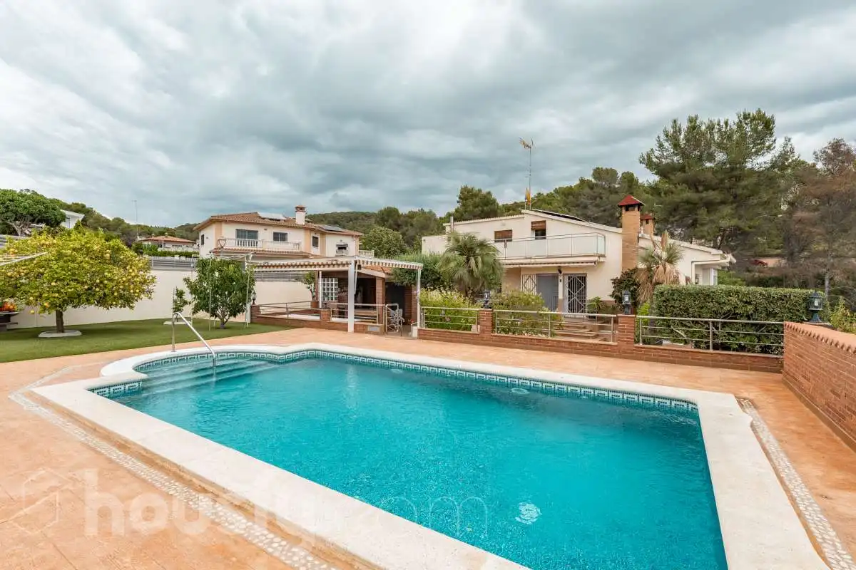 Vista exterior de Casa o xalet en venda en Sant Pere de Ribes amb Aire condicionat, Calefacció i Jardí privat