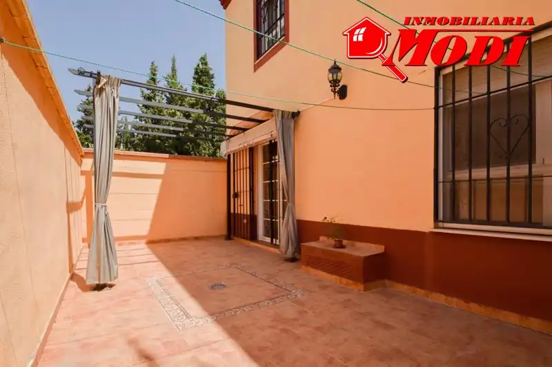 Vista exterior de Casa adosada en venta en Alhendín con Calefacción, Jardín privado y Terraza
