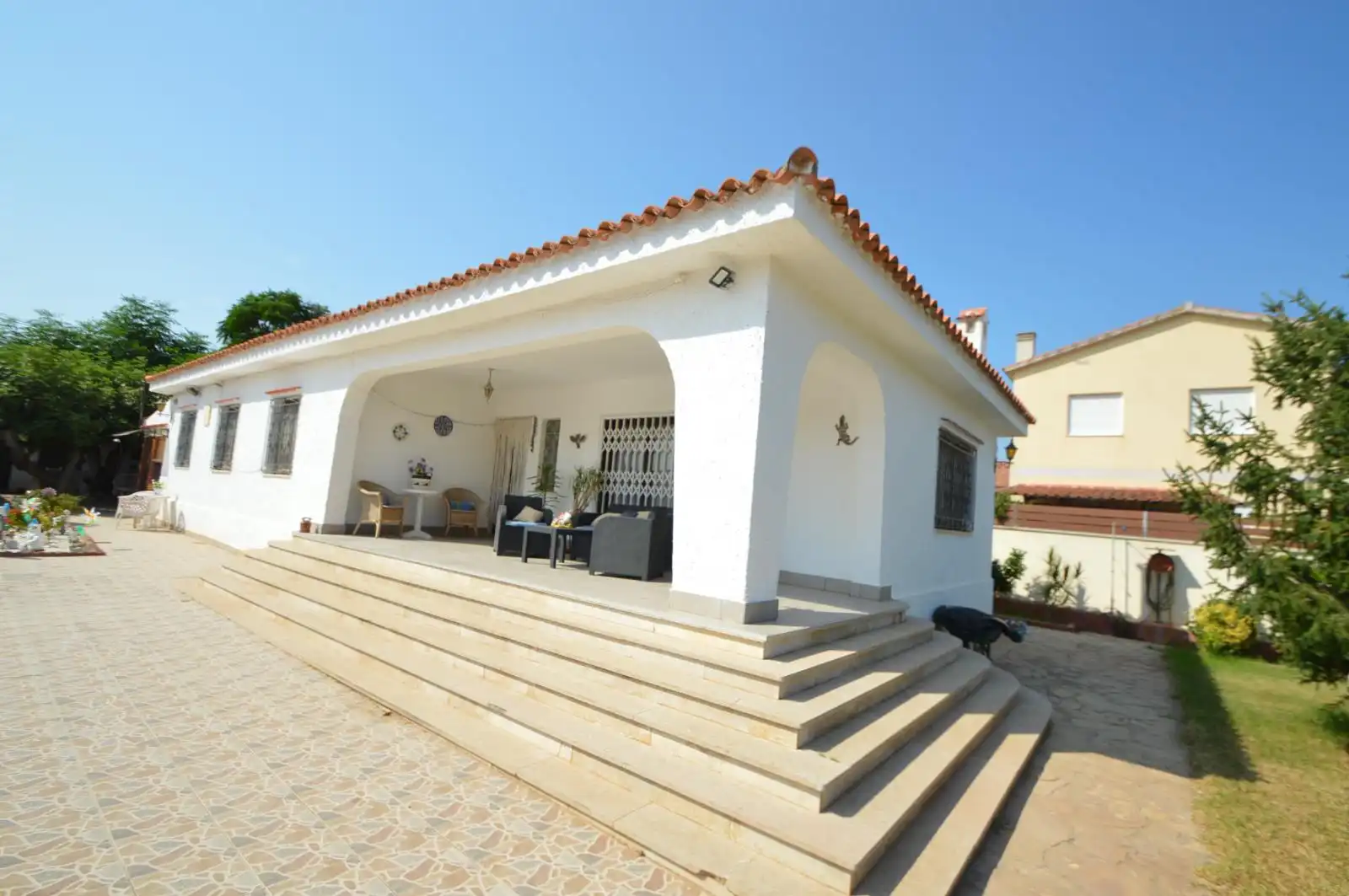 Vista exterior de Casa o xalet en venda en Vinaròs amb Jardí privat, Terrassa i Traster