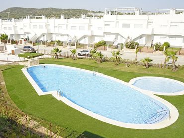 Bungalow amb piscina en venda a Calle Nogal