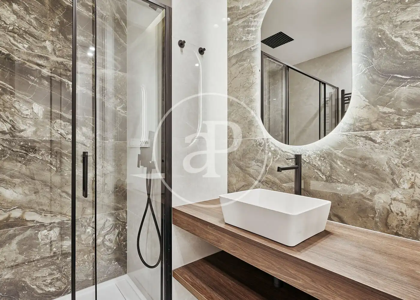 Bathroom of Flat for sale in Madrid  with Air Conditioner, Heating and Terrace