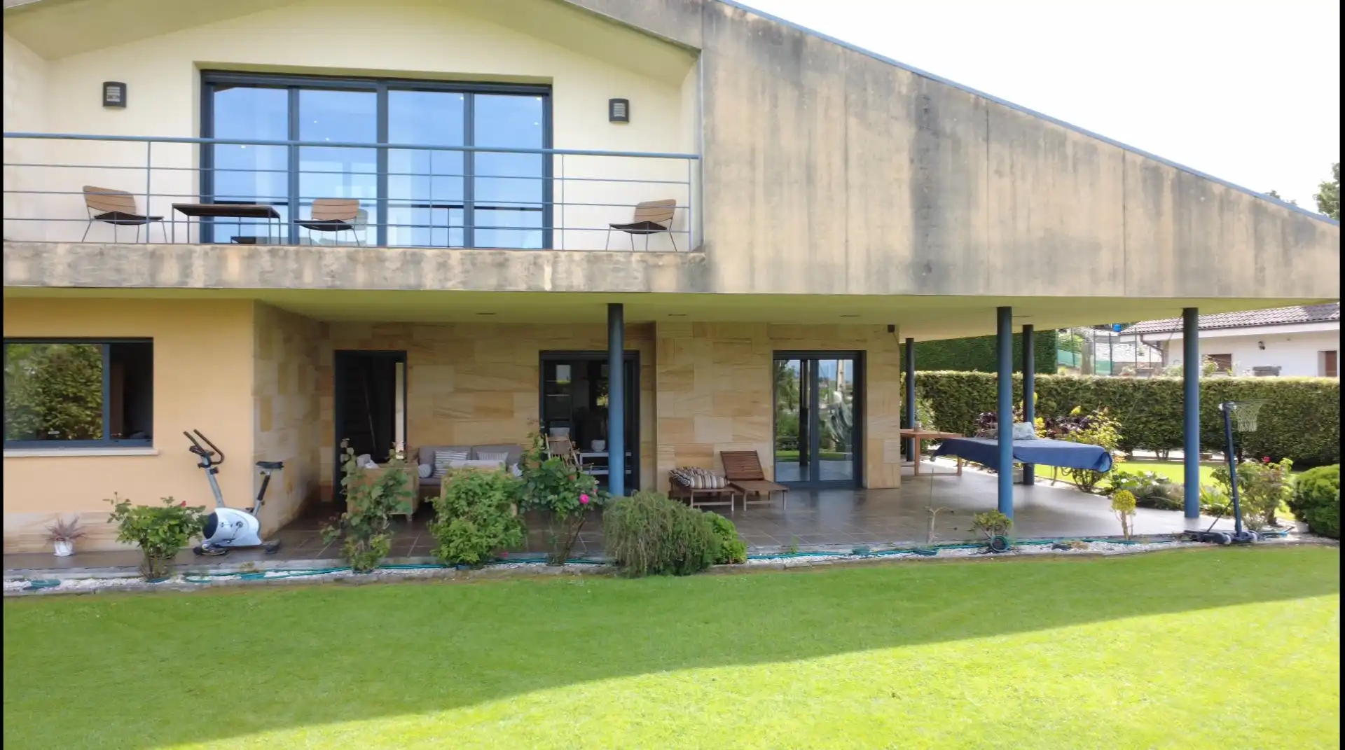 Vista exterior de Casa o xalet en venda en Siero amb Jardí privat, Terrassa i Traster