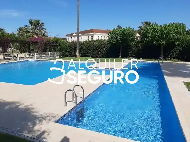 Piscina de Pis de lloguer en Dénia amb Aire condicionat, Terrassa i Traster