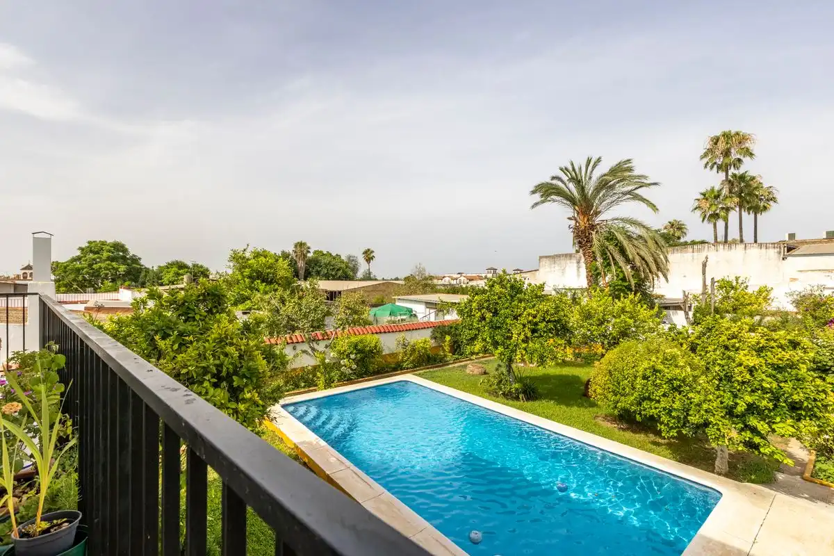 Schwimmbecken von Maisonette zum Verkauf in Bollullos de la Mitación mit Heizung, Privatgarten und Abstellraum