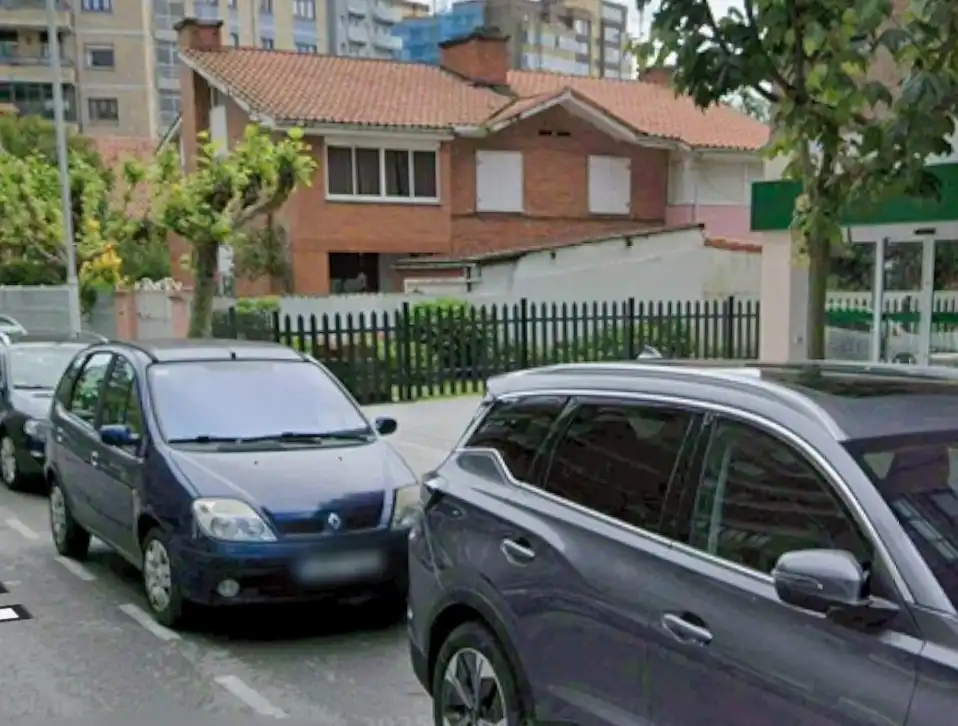 Parkplatz von Einfamilien-Reihenhaus zum Verkauf in Castrillón mit Heizung, Privatgarten und Terrasse