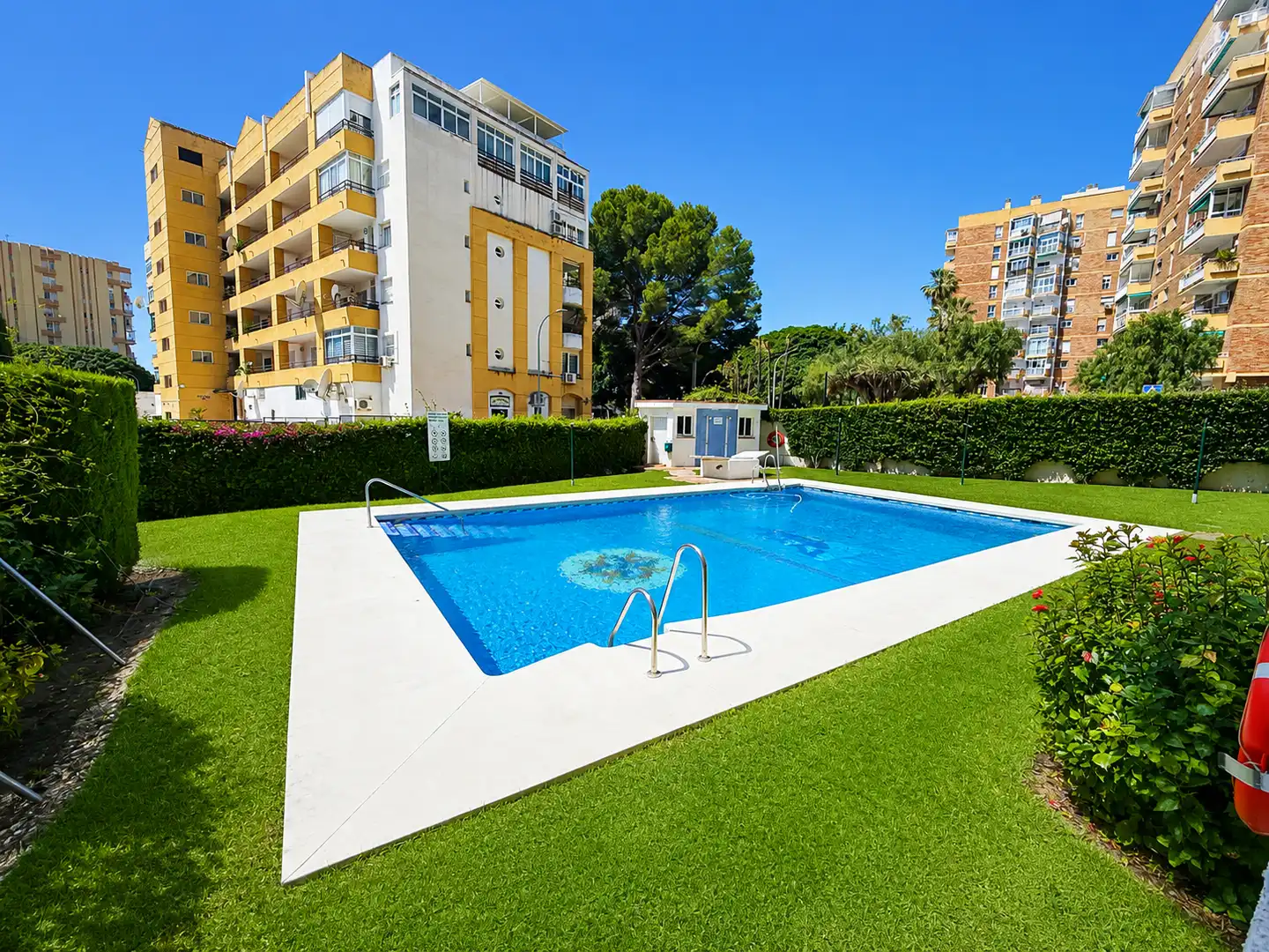 Piscina de Piso en venta en Benalmádena con Aire acondicionado, Terraza y Amueblado